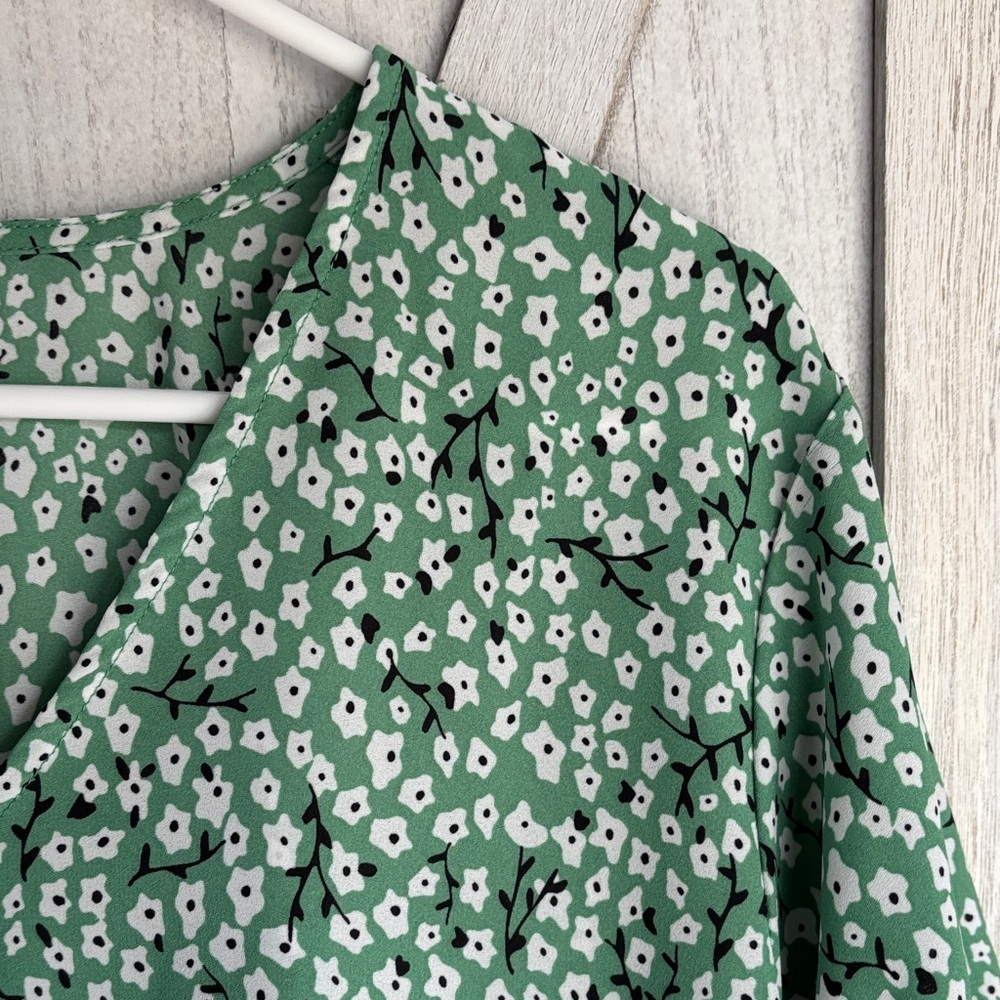 Well Worn Brand Green and White Floral Blouse - Picture 5 of 9